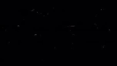 Siyah ekranda küçük beyaz çizikler var. 4K 'de hisse senedi retro film çizim efekti. Kaplama için nostaljik retro efektli stok klipsi.