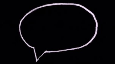 Siyah ekranda konuşan baloncuklu beyaz karalama simgesi. Videoda, karakterler için çizgi film sohbetleri oluşturmak için içerik koyabilirsiniz. Alfa kanalı ile 4K doodle diyalog efekti.