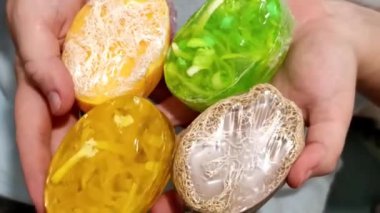 Eller doğal malzemelerden yapılmış bir dizi renkli el yapımı sabun sunar. Bu sabunlar eşsiz doku ve kokuları ön plana çıkarıyor. Kişisel kullanım ve hediyeler için mükemmel..