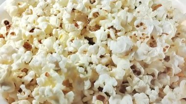 Mutfağınızda lezzetli patlamış mısırı temel malzemelerle ve hızlı yöntemlerle nasıl hazırlayacağınızı öğrenin. Bu basit işlem, film geceleri için mükemmel olan taze ve lezzetli bir atıştırmayı garanti ediyor..