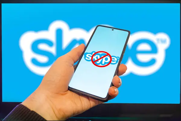 Kyiv, Ukrayna 02.28.2025: Skype uygulamasını mobil bir cihazla kapatma kavramı. Efsanevi video arama uygulaması kapanıyor. Yayınevi fotoğrafı..