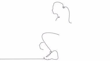 Bir fitness meraklısı, bir egzersiz stüdyosunda dambılı tutarken hamle egzersizi yapar..