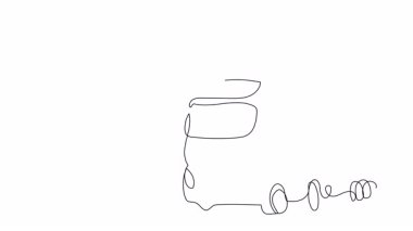 Kalabalık bir yükleme rıhtımında ilerleyen bir yük kamyonu, açık bir gökyüzünün altında kendini etkili bir şekilde kargo almaya hazırlıyor..