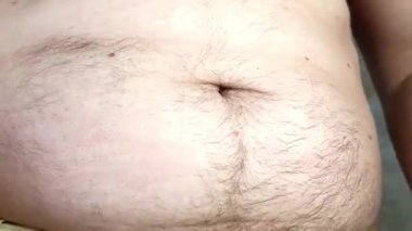 Adam randevudan önce göbek kıllarını alıyor. Evde kıllı karın tüyü. Büyük göbekli vücut pozitifliği kavramı.