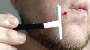 Tıraş olurken çenesini kesen bir adam, sabah banyodaki bakım rutinine devam ederken küçük bir kesiği ortaya çıkardı..