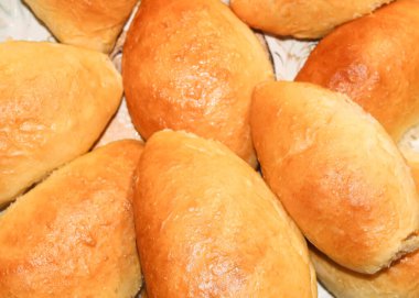 Beyaz tabakta altın sarısı ev yapımı mini turtalar, fırından yeni çıkmış..