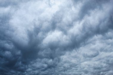 Ağır, dönen kara fırtına bulutları gökyüzünü dolduruyor, dramatik ve karamsar bir atmosfer yaratıyor..
