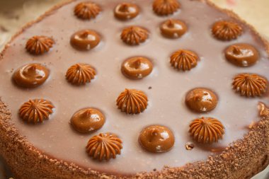 Düzgün düzenlenmiş karamel damlaları fırın yüzeyinde soğuyor. Yumuşak ve parlak doku tatlı yemek arkaplanı için mükemmeldir..