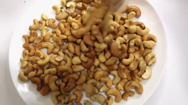 Bu derste kaju kızartarak mükemmelleştirmek için basit bir yöntem gösteriliyor. Çiğ kaju ile başlayarak, ideal sıcaklık ayarlarını ve çıtır çıtır pişirme sürelerini içerir.