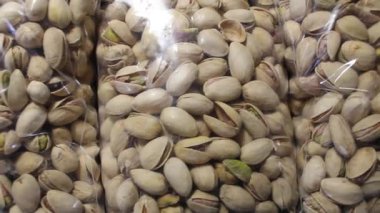 Sonbahar mevsiminde Kaliforniya bahçelerinde şam fıstığı hasat etme sürecini keşfederken bize katılın. Bu lezzetli fındıkların nasıl toplandığına, sıralandığına ve hazırlandığına tanık olun.