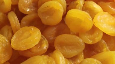 Sıcak ve davetkar bir mutfakta, kurutulmuş kayısılar ustalıkla hazırlanır ve sağlıklı bir atıştırmalık için servis edilir. Canlı, güneşin öptüğü meyveler zengin bir altın rengi sergiliyor, doğal tatlılığını vurguluyor.