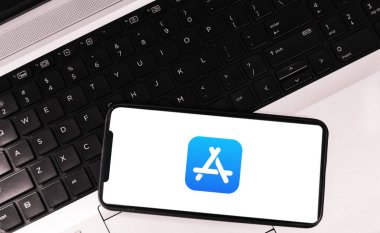 Mobil ve dizüstü bilgisayarlı Apple mağaza editoryal arka planı