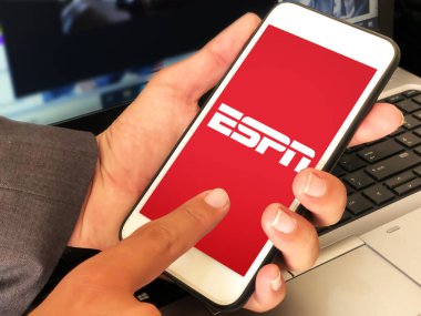 Haber arkaplanı için CNN mobil uygulaması kullanan adam