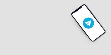 Kopya alanı ile modern telgraf mobil uygulama pankartı tasarımı, editoryel