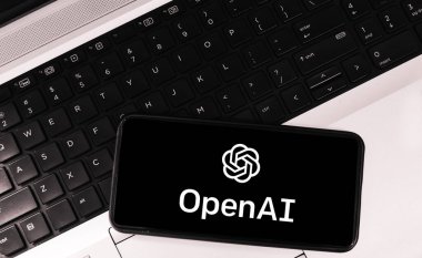 Mobil ekranda bilgisayar, fütüristik teknoloji ve yapay zeka arka planıyla yapay zeka ekranını aç