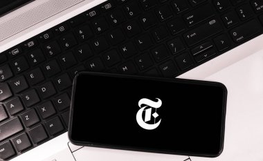 New York Times mobil uygulaması siyah arkaplan ve dizüstü bilgisayar editörü