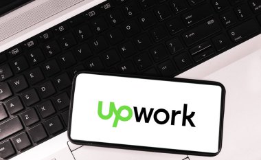 Arka planda dizüstü bilgisayarı olan mobil uygulama kavramı geliştirin. Yazı işleri için serbest fon