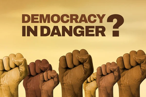民主在危险的海报设计与尘天和皮肤颜色拳头 民主和自由拳与排版 — 图库照片