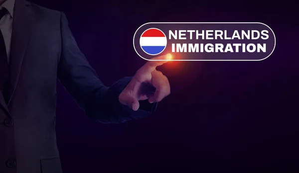 Imigracja Holandii Tło Koncepcyjne Człowiekiem Dotykającym Projektu Typograficznego — Zdjęcie stockowe