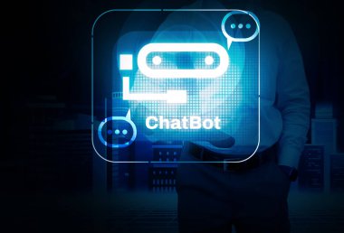 Çevrimiçi Chatbot arka planında bir adam ışıltılı ai aracı işaretine dokunuyor. Gelecekçi sohbet robotu konsepti