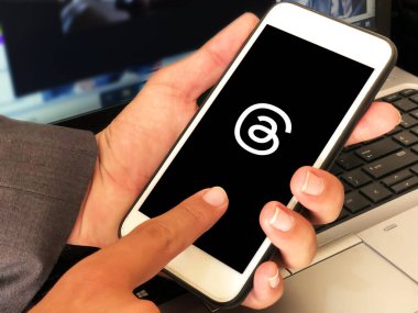Yeni başlatılan sosyal medya mobil uygulama kavramının mobil uygulamasını kullanan kişi