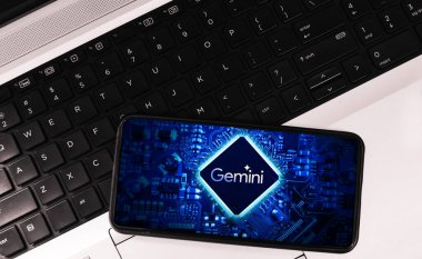 Google tarafından Gemini Yapay Zeka aracı, Mobil ekranın içinde dizüstü bilgisayarlı editoryal arkaplan.  