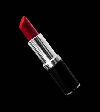 Kaplama için koyu siyah arkaplanda izole edilmiş kırmızı ruj, moda kavramı arkaplanı.