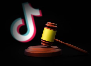 Tiktok Ban in USA Editoryal Haber Arkaplanı 3D hazırlanmış tokmak ve bulanıklık işareti.