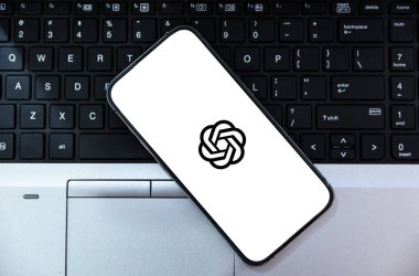 Mobil ekran arka planında dizüstü bilgisayarla OpenAi. Yapay zeka arkaplanı