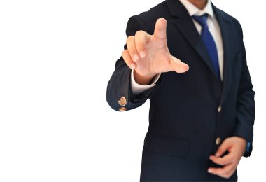 Lacivert takım elbiseli biri kameraya dokunaklı bir hareket sergiliyor. Solunda beyaz boş alan olan modern ve zarif bir elbise.