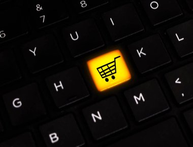 E-Ticari Konsept Arkaplan Klavye düğmesinde sarı ışıkta parlayan Cart ile. Çevrimiçi iş arkaplanı