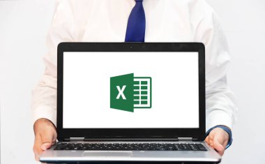 Bilgisayarda Microsoft Excel kullanımı ve veri ve kayıtları yönetmek için bilgisayar konsepti, editoryal arkaplan