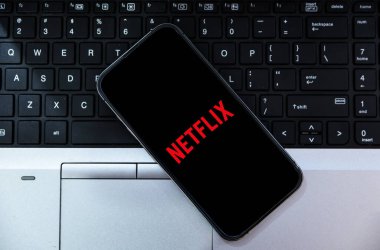 Mobil ekranda Netflix, yayın platformu editoryal eğlence arka planı. Üyelik temelli editör