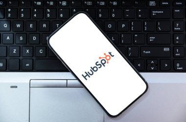 Gelişmekte olan pazarlama Hubspot CRM yazı arkaplanı için Amerikalı yazılım geliştirici ve pazarlamacısı