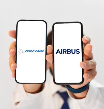 Boeing vs Airbus Karşılaştırma Konsepti arka plan, kameraya doğru bakan kişi ile başyazı. Uçak üreten şirketler karşılaştırma kavramı