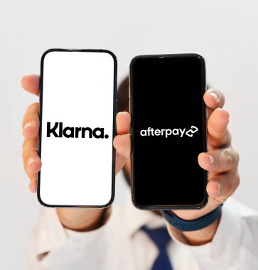Klarna ve Afterpay karşılaştırması rekabetçi mobil uygulamalar, editoryal teknoloji arkaplanı. Klarna ile maaş sonrası arkaplan arasında seçim yapmak