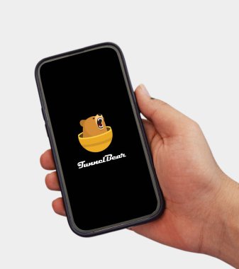 TunnelBear VPN servis sağlayıcısı mobil uygulaması birisi tarafından kullanılıyor, editoryal arkaplan