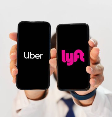 Uber vs Lyft karşılaştırma yazı arkaplanı