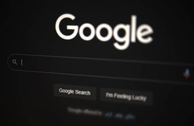 Dark Mode 'da Google Web versiyonu, editoryal arka plan. Ünlü Arama motoru ekranda, arkaplanda açıldı