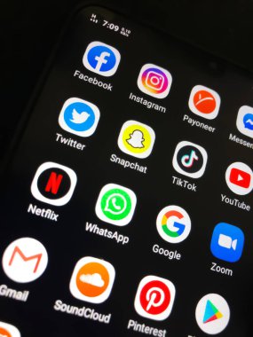 Sosyal medya ve eğlence uygulaması karanlık, editoryal arka planda akıllı telefon ekranında