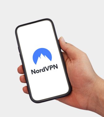 Akıllı telefondaki NordVPN mobil uygulamasını izole edilmiş beyaz arkaplan, editoryal