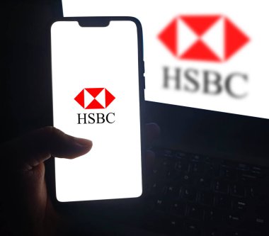 Çevrimiçi bankacılık ve başyazı için HSBC kullanan kişi. İngiliz bankası HSBC mobil internet bankacılığı uygulaması, teknoloji geçmişi