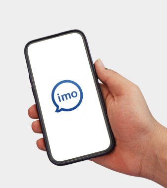 Akıllı telefon ekranı başyazısında sosyal medya ağ uygulaması IMO, arama ve mesajlaşmalarıyla ünlüdür