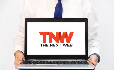 Next Web medya şirketi dizüstü bilgisayar ekranında, editoryal arka planda açıldı