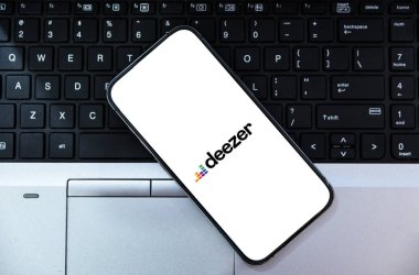 Dizüstü bilgisayarda Özgürlük Karşılıklı Sigorta Şirketi 'ni gösteren bir adam var.