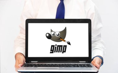 Laptop ekranında Gimp düzenleme yazılımı bilgisayar sürümü, editoryal arkaplan