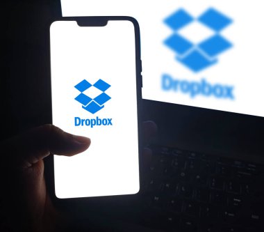 Cep telefonunda Dropbox kullanan adam, depolama sağlayıcı editör teknik arkaplanı