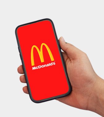 McDonald 'ın mobil uygulamasını yemek siparişi vermek için kullanan bir adam.