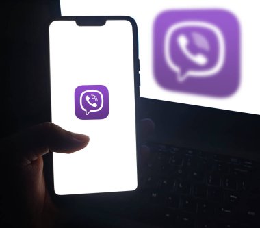 Akıllı telefonda Sosyal Medya Uygulaması Viber kullanan adam, editoryal teknoloji arkaplanı