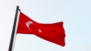 Gökyüzünde dalgalanan Türkiye bayrağı ve HD görüntüleri